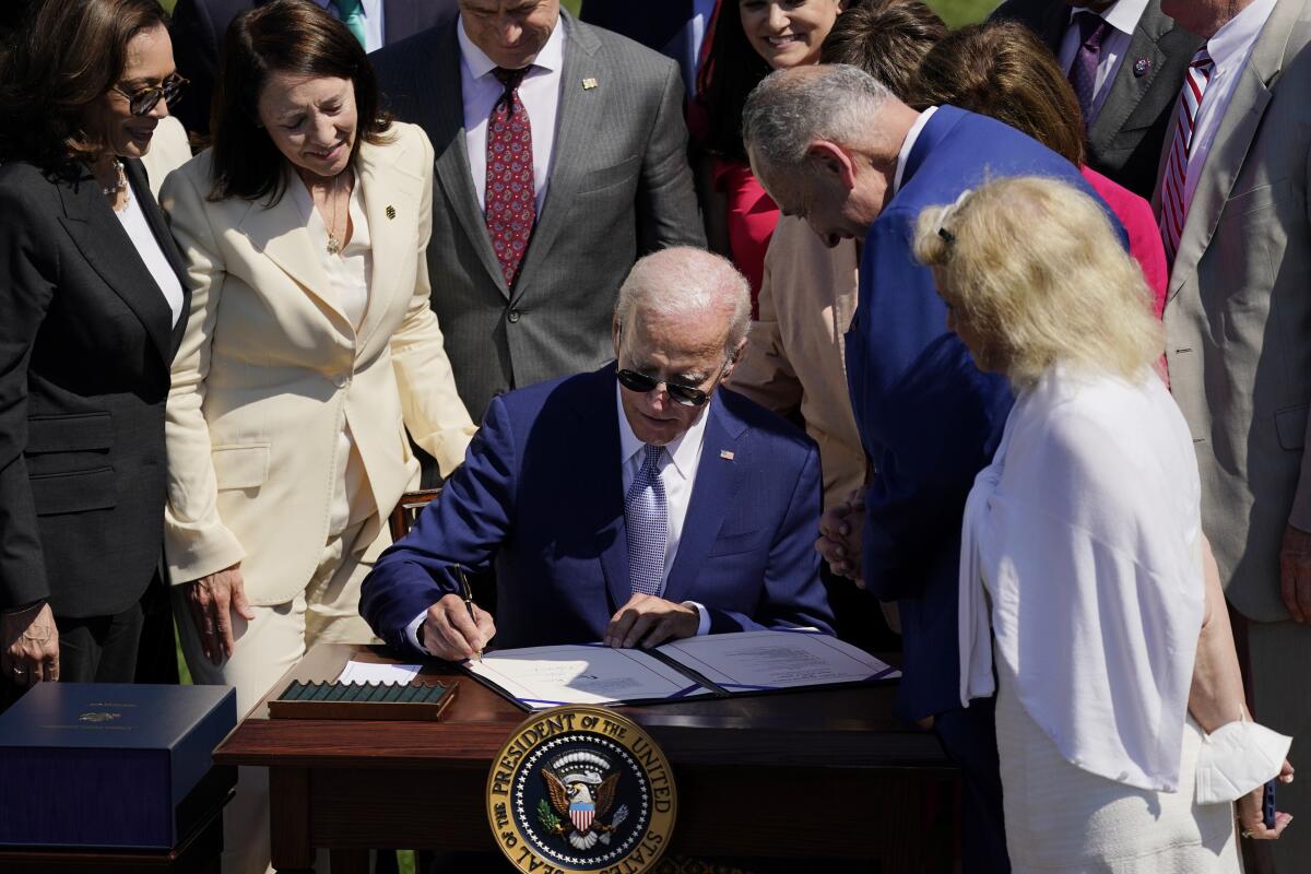 ARCHIVO - El presidente estadounidense Joe Biden firma la Ley de Chips y Ciencias en la Casa Blanca