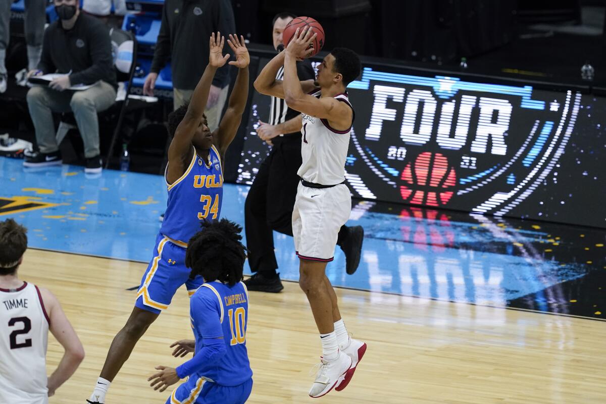 Gonzaga guard Jalen Suggs shoots the game-winning basket over UCLA guard David Singleton 