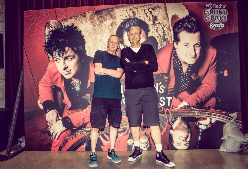 Kevin Ryder, a sinistra, e Gene "Bean" Baxter sullo sfondo dei Green Day"Bean" Baxter against a Green Day backdrop