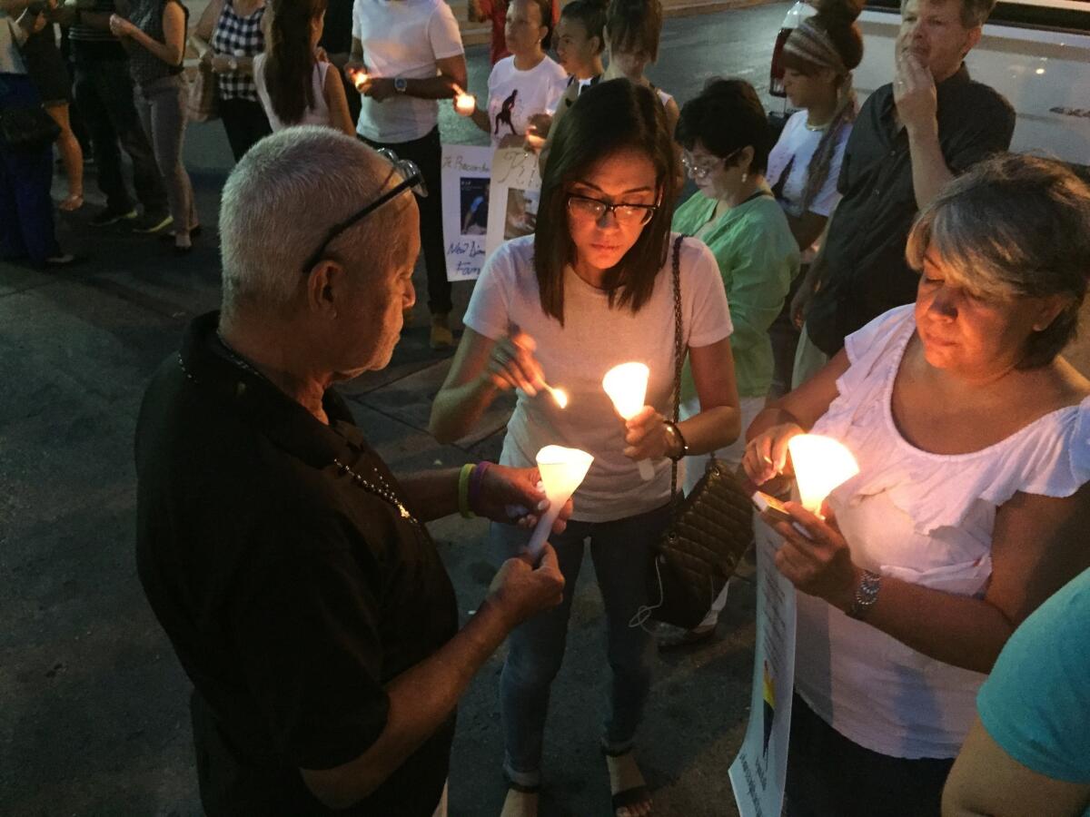 Gente enciende velas en Ponce, Puerto Rico, 13 de junio de 2016, durante una vigilia por las víctimas de una masacre en un club nocturno gay de Orlando, Florida. Al menos cinco de las 49 víctimas eran de Ponce, la segunda ciudad de Puerto Rico. (AP Foto/Danica Coto)