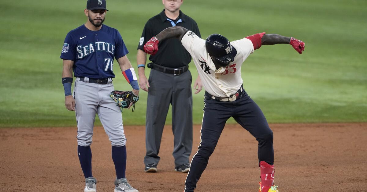 Rangers Head Home, Down by 2-0 to Giants at World Series - The New York  Times