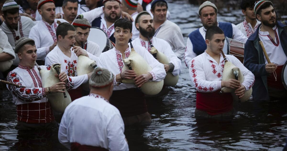 Българите отбелязват Богоявление с традиционни ритуали