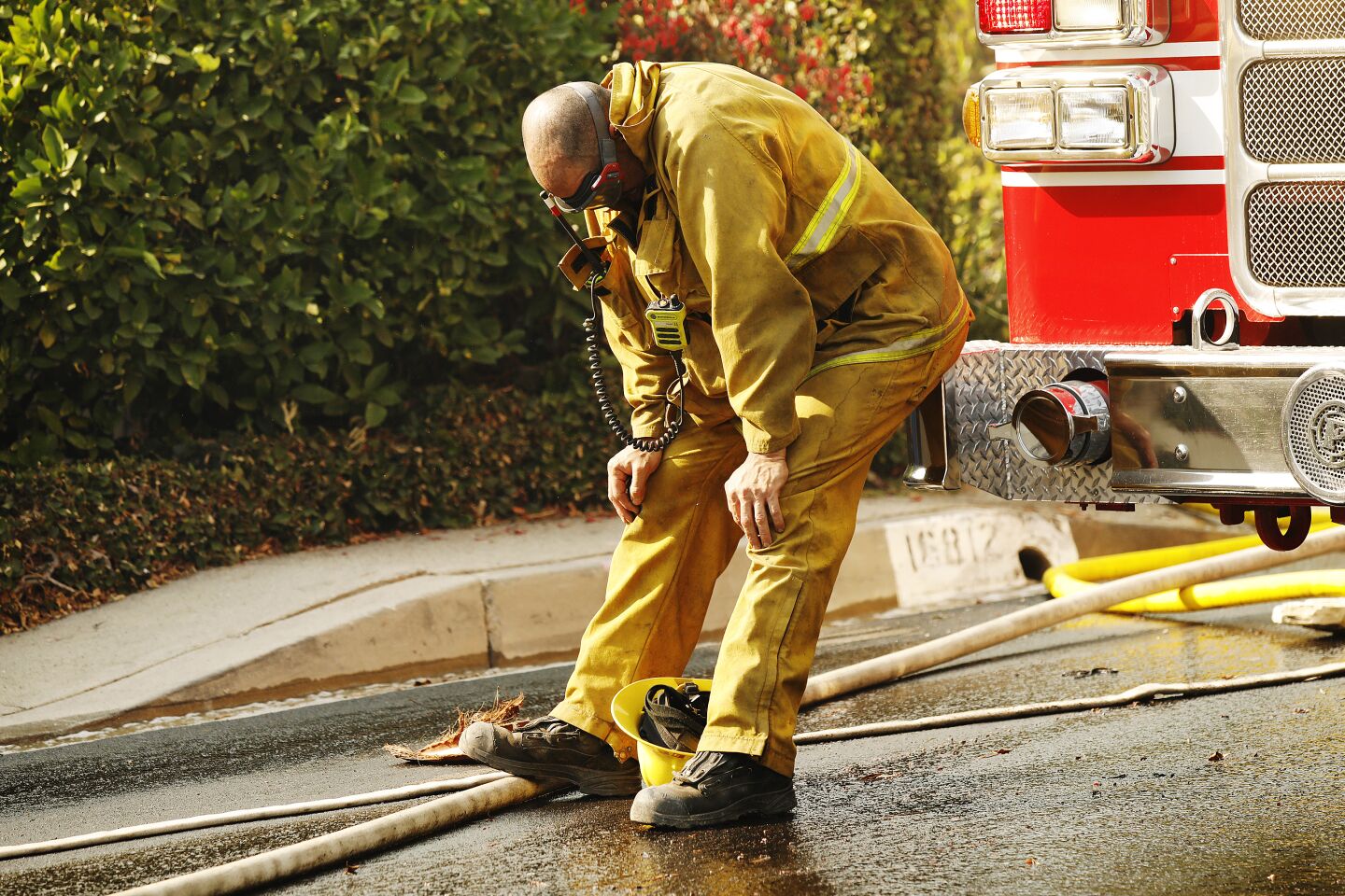Brush fire threatens homes in Pacific Palisades