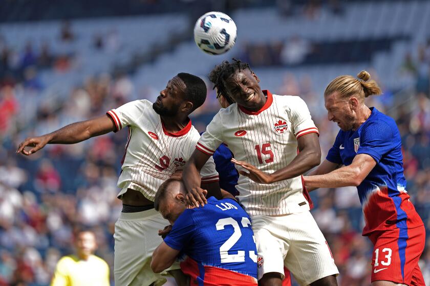 Cyle Larín (9) y Moïse Bombito, de la selección de Canadá, saltan en busca de un balón, junto a los estadounidenses Tim Ream (derecha) y Kristoffer Lund, en un partido amistoso disputado el sábado 7 de septiembre de 2024 (AP Foto/Charlie Riedel)