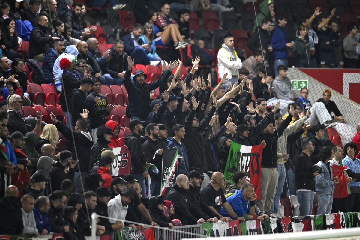 Aficionados italianos alientan a su equipo durante el encuentro de la Liga de Naciones ante Israel 