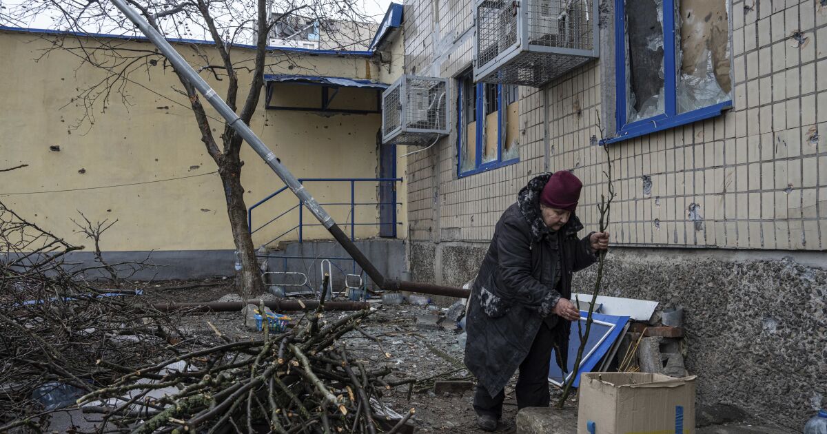 На украинском фронте мирные жители цепляются, когда войска отступают от России