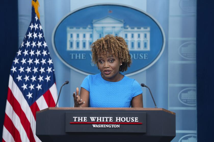 La secretaria de prensa de la Casa Blanca, Karine Jean-Pierre, durante una rueda de prensa en la Casa Blanca, el miércoles 1 de mayo de 2024, en Washington. (AP Foto/Evan Vucci)