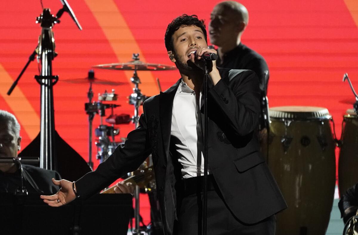 Sebastián Yatra está nominado en Artista Pop Masculino del Año y Canción del Año Pop por "Una noche sin pensar".