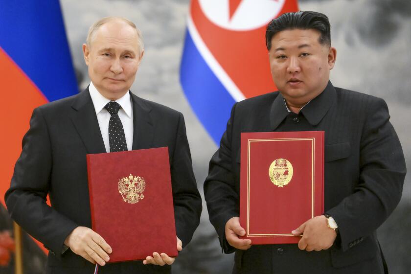 El presidente ruso, Vladímir Putin, izquierda, y el líder norcoreano, Kim Jong Un, posan para una foto en la ceremonia de firma del nuevo acuerdo, en Pyongyang, Corea del Norte, el miércoles 19 de junio de 2024. (Kristina Kormilitsyna, Sputnik, Kremlin Pool Foto vía AP)