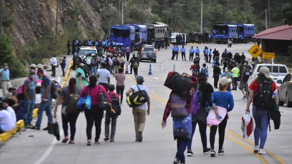 En la medida que avanzan rumbo a Estados Unidos más inmigrantes se unen a la caravana. Foto EFE