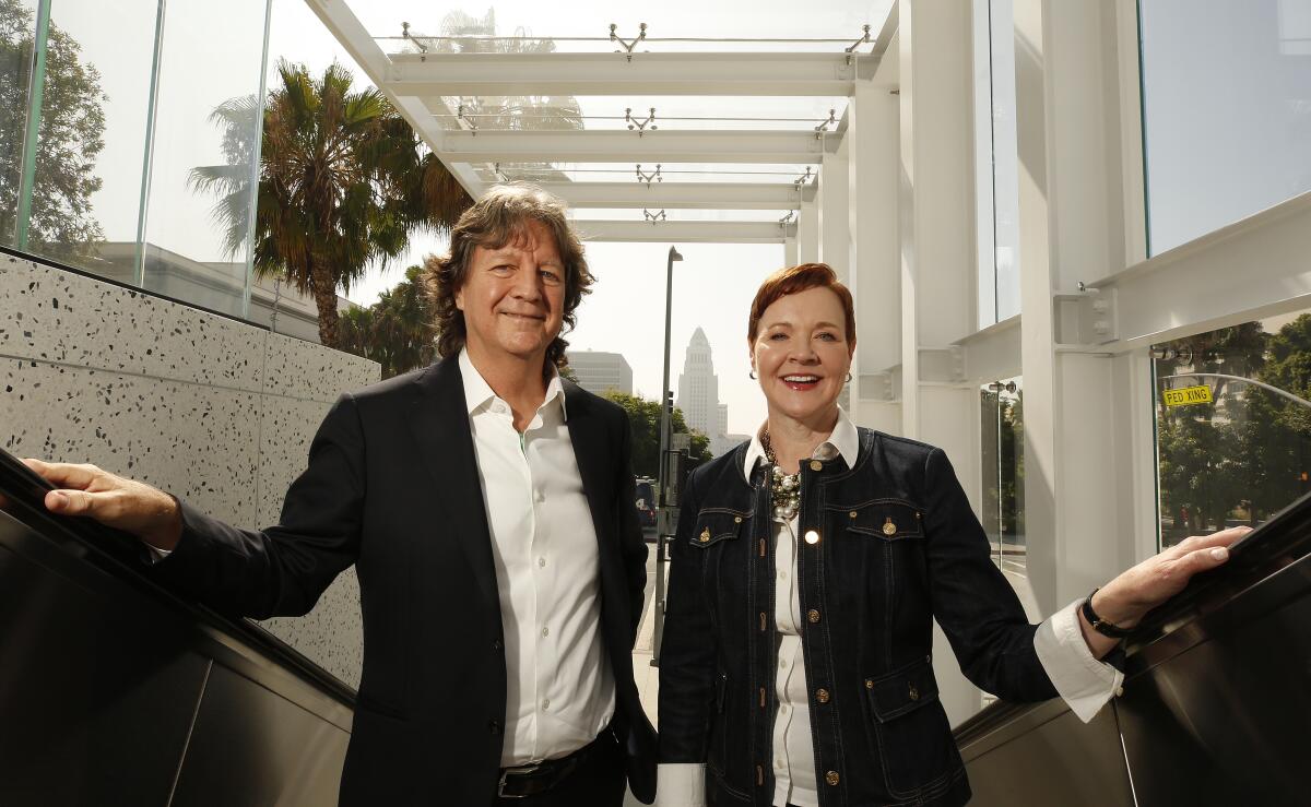 El arquitecto Bob Hale, a la izquierda, y la directora ejecutiva del Music Center, Rachel Moore, en las nuevas escaleras mecánicas que conducen al Music Center.