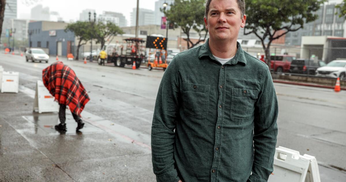 Frustrados com a falta de moradia crônica, eles encontram uma resposta escondida à vista de todos