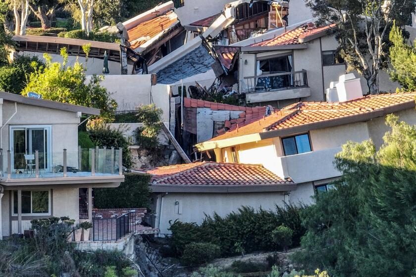 Rolling Hills Estates, CA, Monday, July 10, 2023 - A hillside continues to collapse as homes along Peartree Lane fall along with it. (Robert Gauthier/Los Angeles Times)