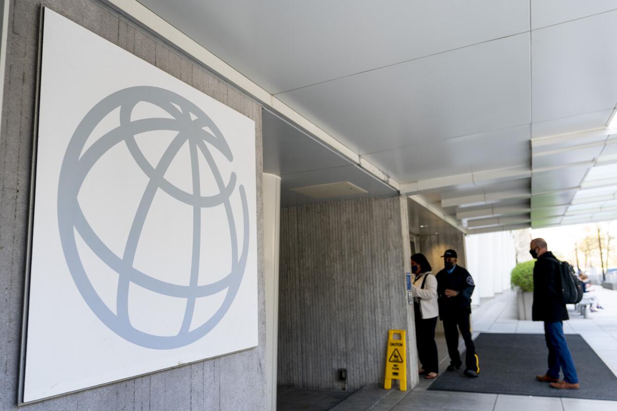 ARCHIVO - Personas se encuentran cerca de la entrada de la sede del Banco Mundial en Washington