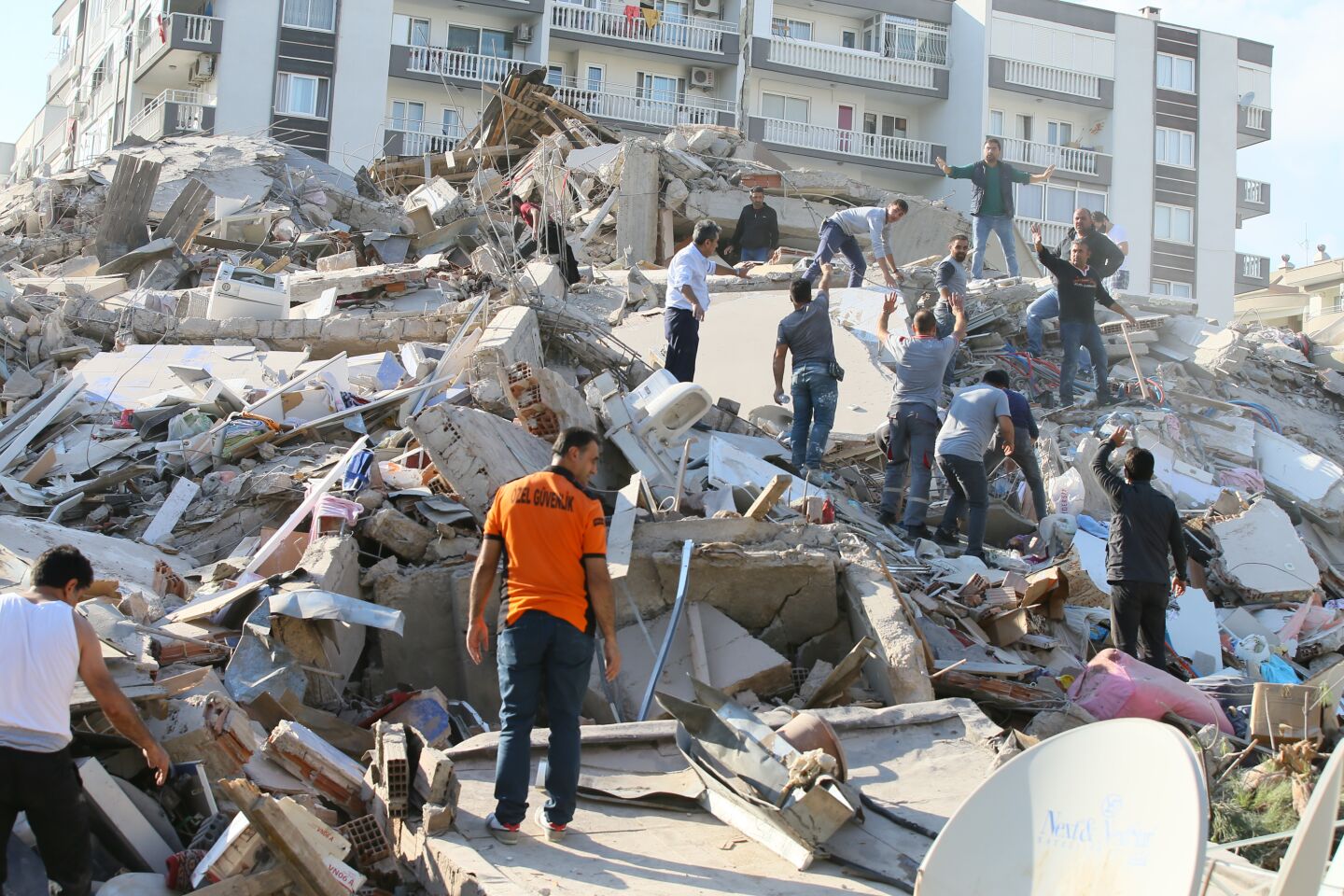IZMIR, TURKEY - OCTOBER 30: Search and rescue works are being conducted at debris of a building in Bayrakli district of Izmir after a magnitude 6.6 quake shook Turkey's Aegean Sea coast, in Izmir, Turkey on October 30, 2020. (Photo by Mehmet Emin Menguarslan/Anadolu Agency via Getty Images)