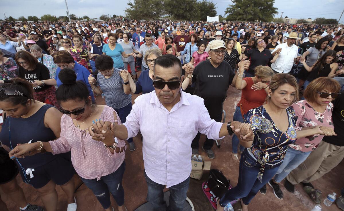 En esta foto de archivo del 4 de agosto de 2019, la gente se une y reza durante la vigilia de oración del Hope Border Institute en El Paso, Texas, un día después de un tiroteo masivo en una tienda Walmart. Después de la masacre que dejó más de 20 muertos y muchos otros heridos, los residentes están recurriendo a su fe para superar estos tiempos.