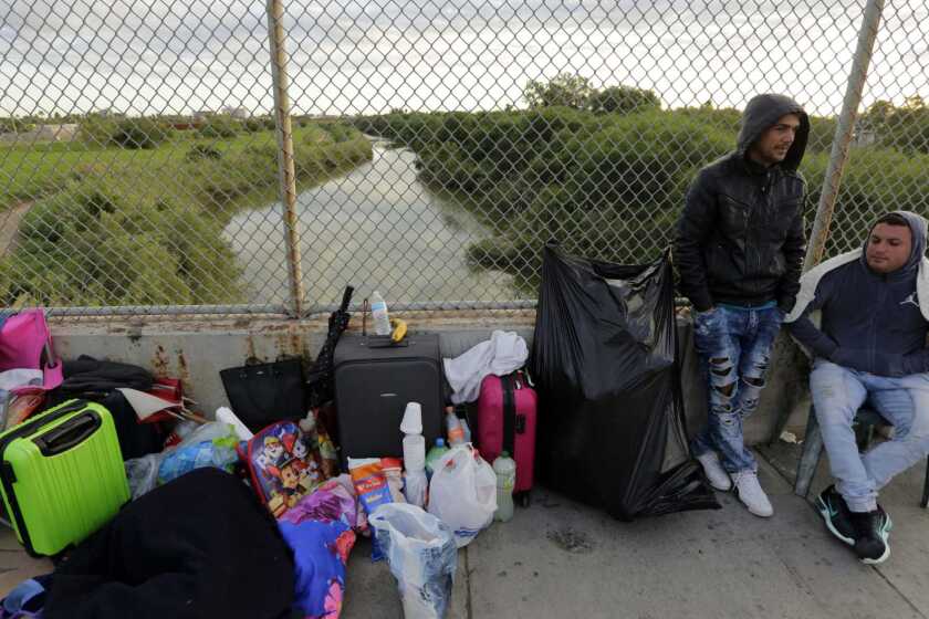 Yenly Morales (i) y Yenly Herrera, migrantes cubanos que piden asilo en Estados Unidos, se encuentran en Matamoros, México.