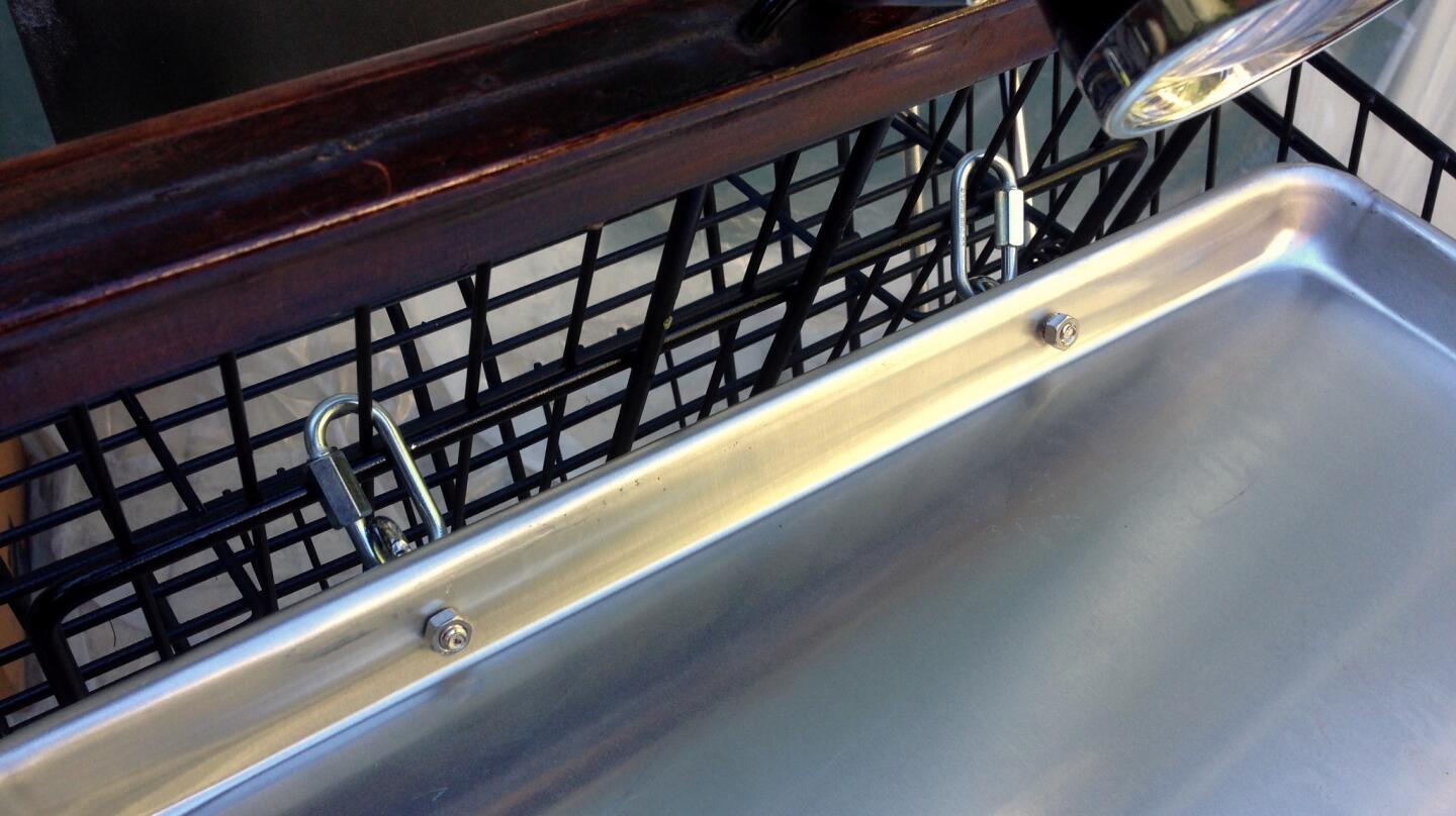 Securing griddle to cart