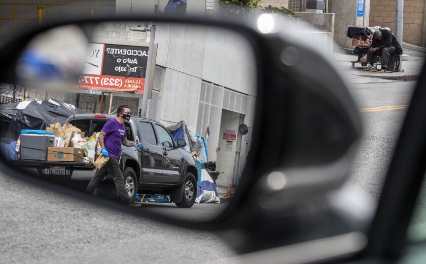 Sidewalk Project artists mask up and hit skid row. 'Since
COVID, we haven't slowed down' 6 Volunteer and board member Joe Oneill hands out food and water on skid row.