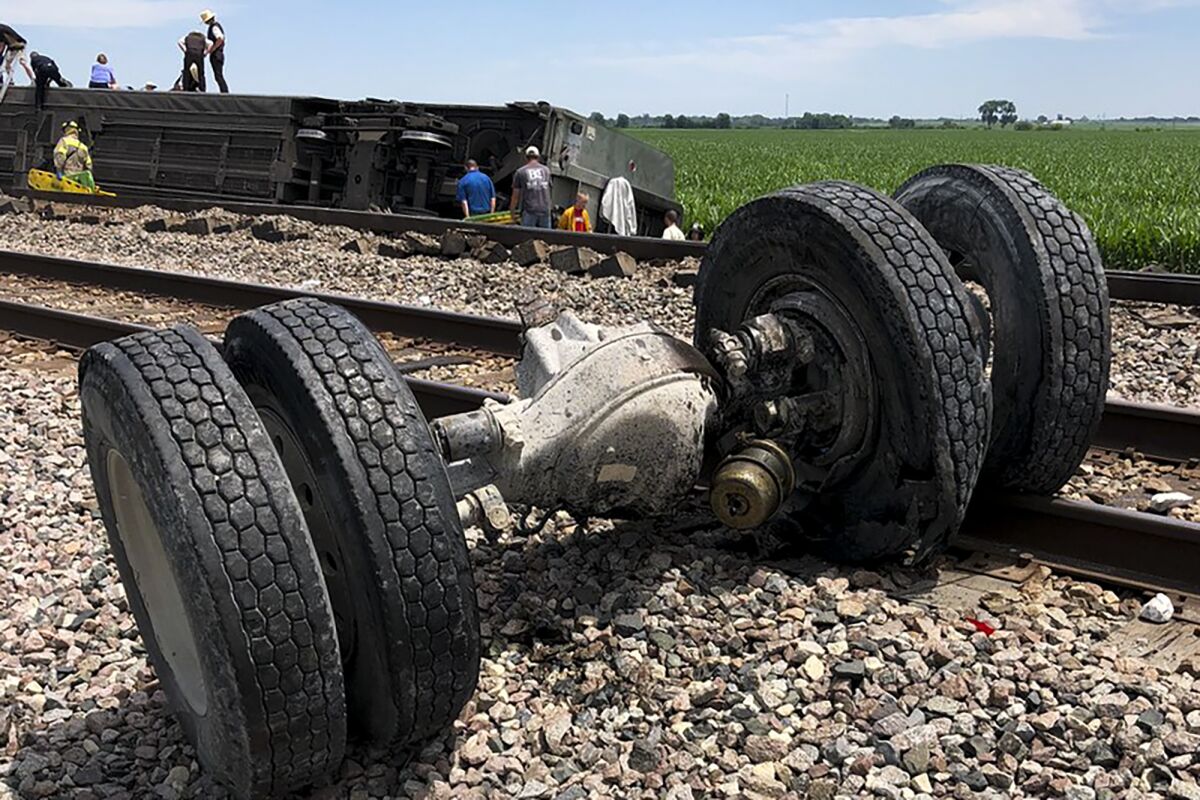 Escombros cerca de las vías del tren después de que un tren de pasajeros de Amtrak descarrilara cerca de Mendon, Mo.