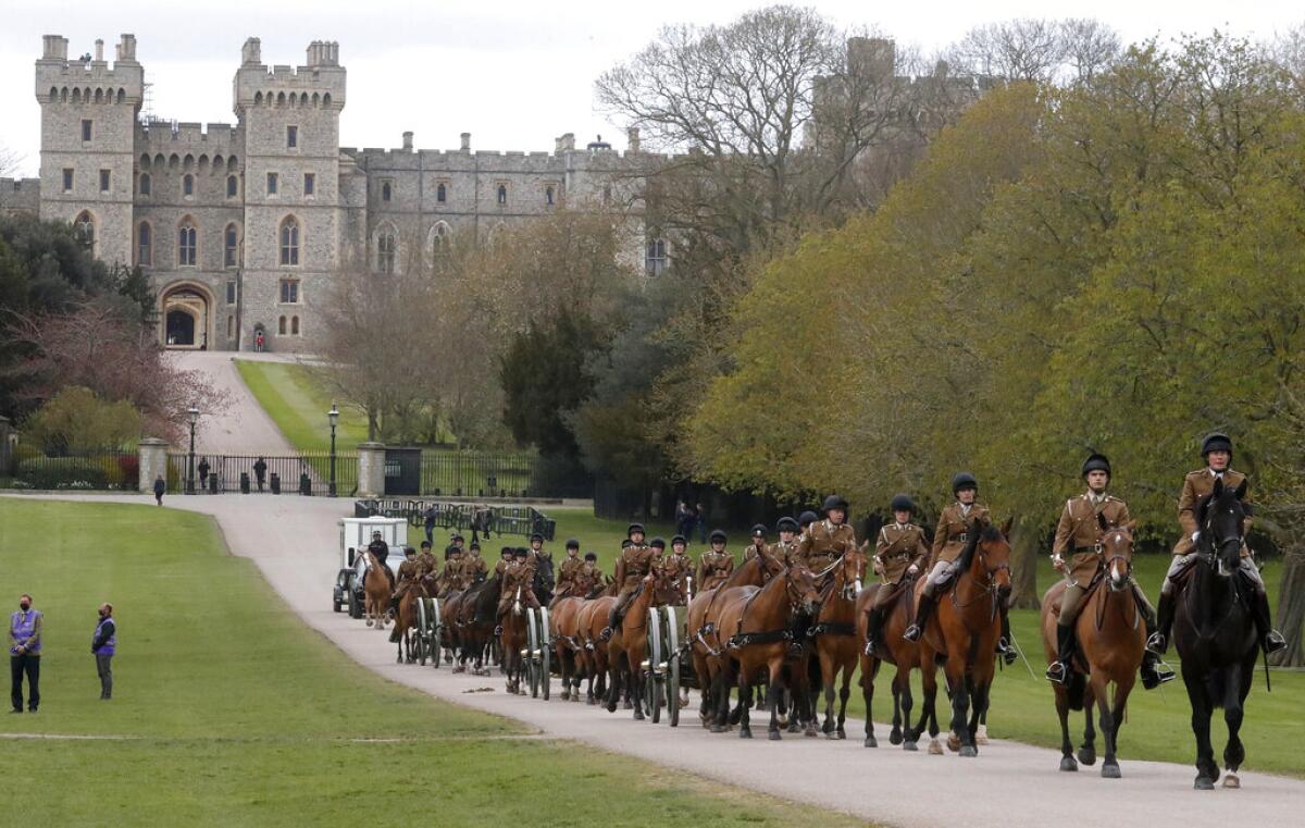 La artillería montada real de la tropa del rey ensaya en el Castillo de Windsor en Windsor, el jueves 15 de abril de 2021.