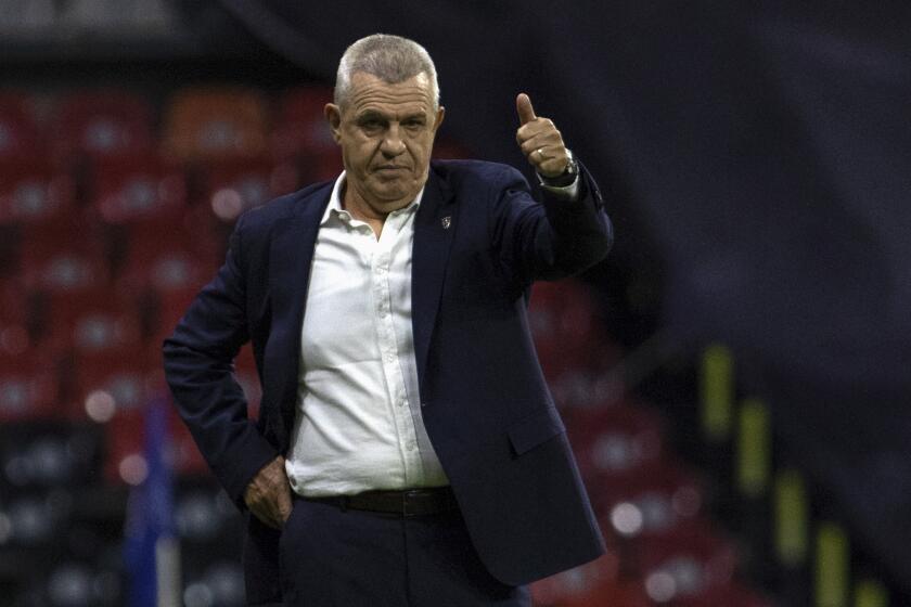 ARCHIVO - Javier Aguirre, entonces técnico del Monterrey, durante el partido de la Liga MX contra Cruz Azul en el estadio Azteca de la Ciudad de México. Aguirre ha sido nombrado entrenador de la selección de México por tercera vez. (AP Foto/Alejandro Godínez)