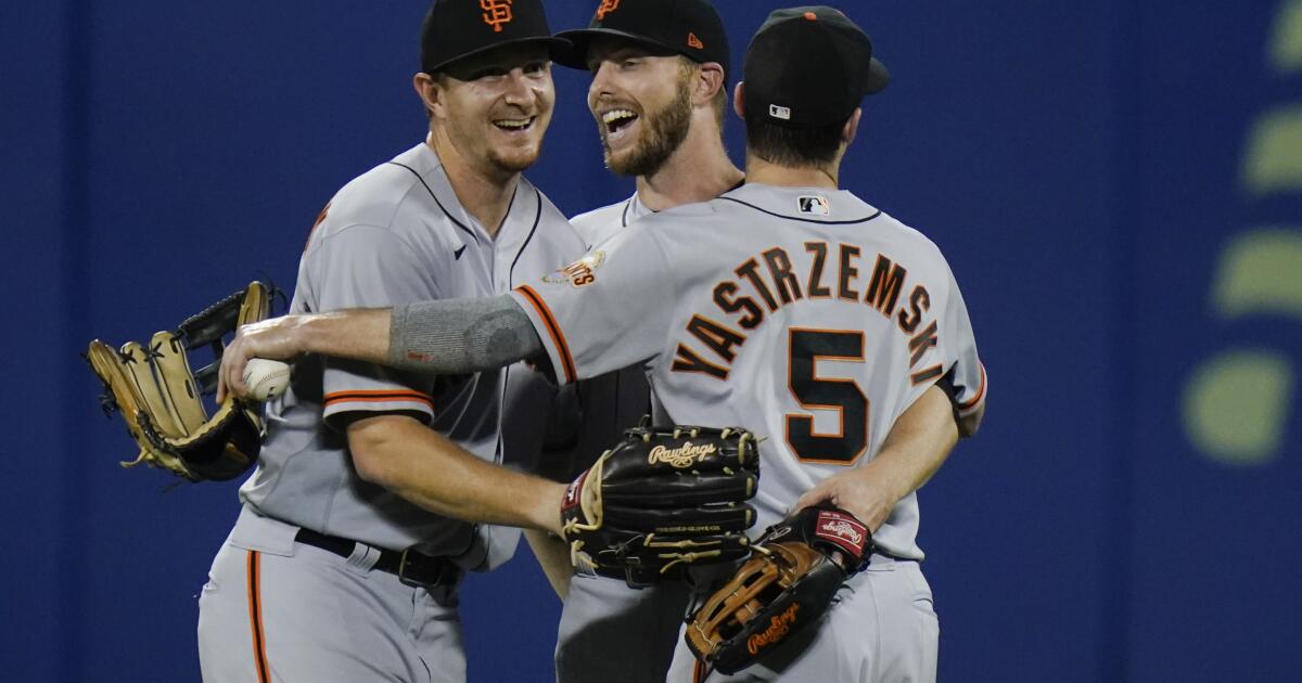 Giants rally, crush Royals to knot series