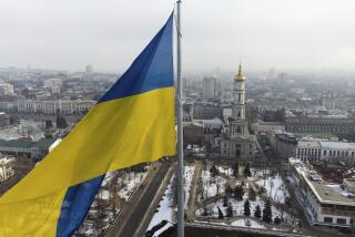 ARCHIVO - Una bandera ucraniana ondea en el centro de Járkiv, la segunda ciudad más poblada de Ucrania, el 16 de febrero de 2022. (AP Foto/Mstyslav Chernov, Archivo)