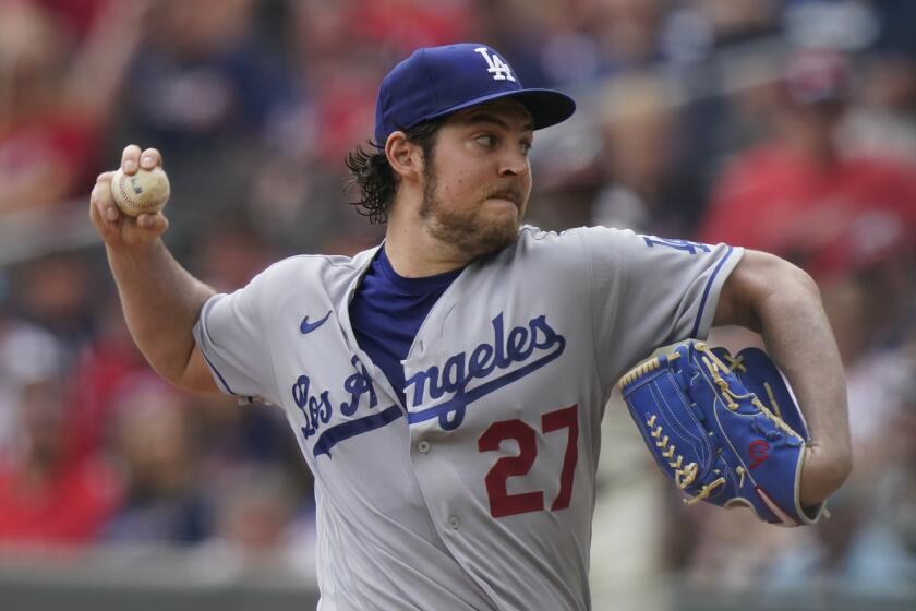 ARCHIVO - En esta fotografía de archivo del 6 de juio de 2021, el abridor de los Dodgers de Los Ángeles, Trevor Bauer, ejecuta un lanzamiento en la primera entrada del partido contra los Bravos de Atlanta, en Atlanta. (AP Foto/Brynn Anderson, Archivo)