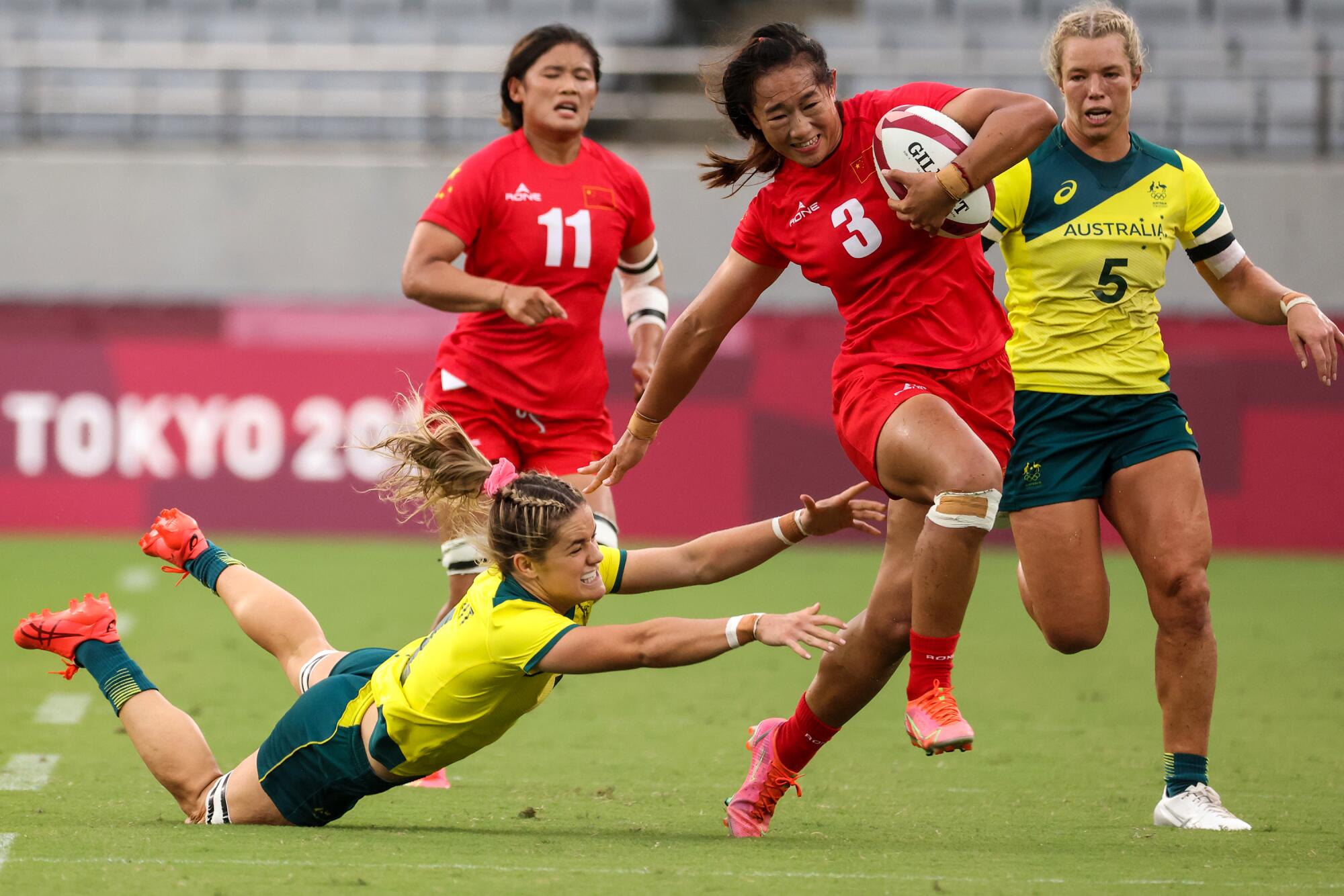 La jugadora de Australia, Dominique du Toit (4), persigue a la delantera del Equipo de China, Minglin Tang (3)