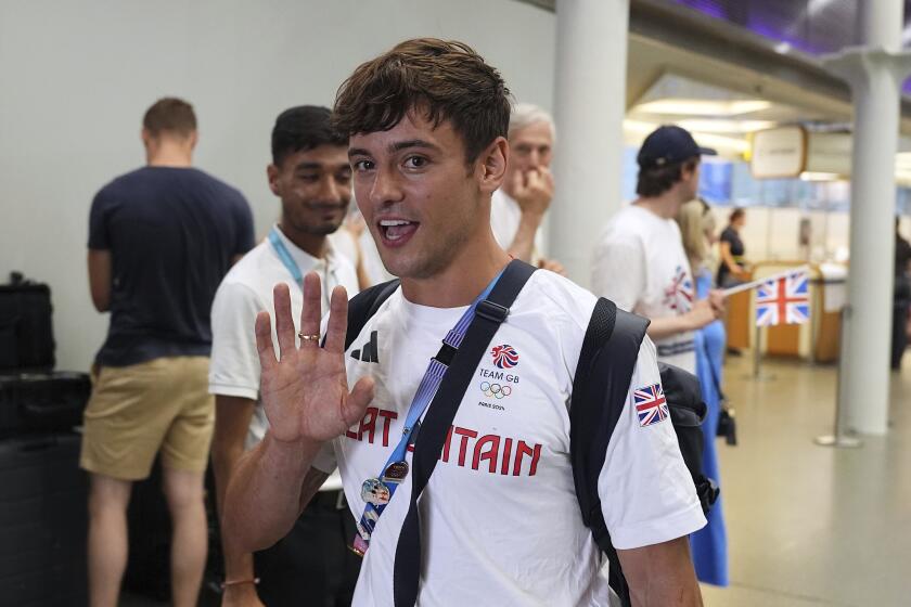 El británico Tom Daley llega en Eurostar a la estación internacional de tren de Londres St. Pancras después de competir en los Juegos Olímpicos de París 2024 en Francia, el lunes 12 de agosto de 2024. El cinco veces medallista olímpico Tom Daley ha anunciado su retiro de los clavados. (Jordan Pettitt/PA vía AP)