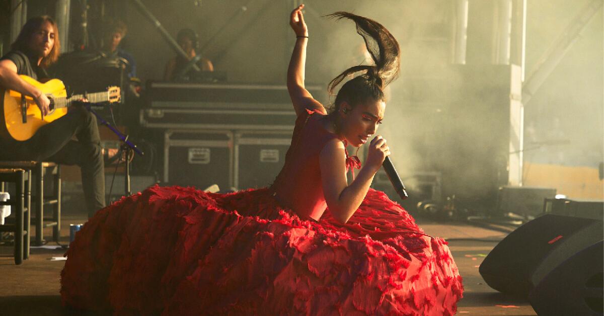 La andaluza, en plan flamenco.
