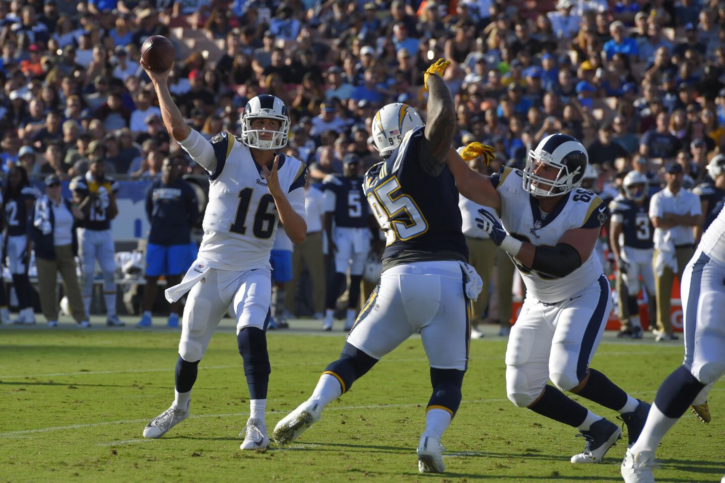 APphoto_Chargers Rams Football