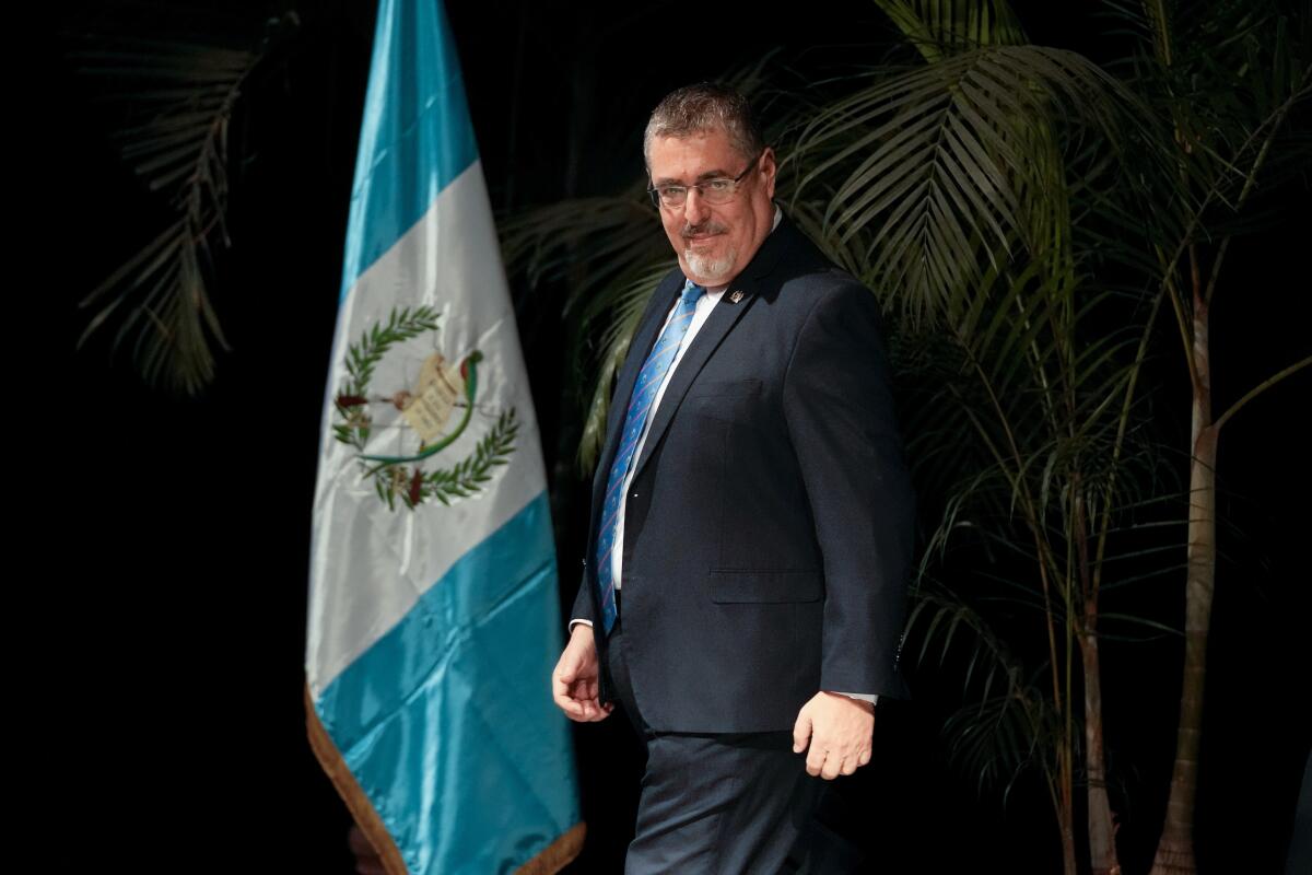 El presidente electo de Guatemala, Bernardo Arévalo, llega a una conferencia de prensa con su gabinete 