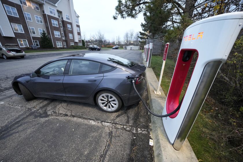 ARCHIVO - Un sedán Tesla recibe una recarga en una estación de Tesla Supercharging en Cranberry, Pensilvania, el miércoles 16 de noviembre de 2022. (AP Foto/Gene J. Puskar, File)