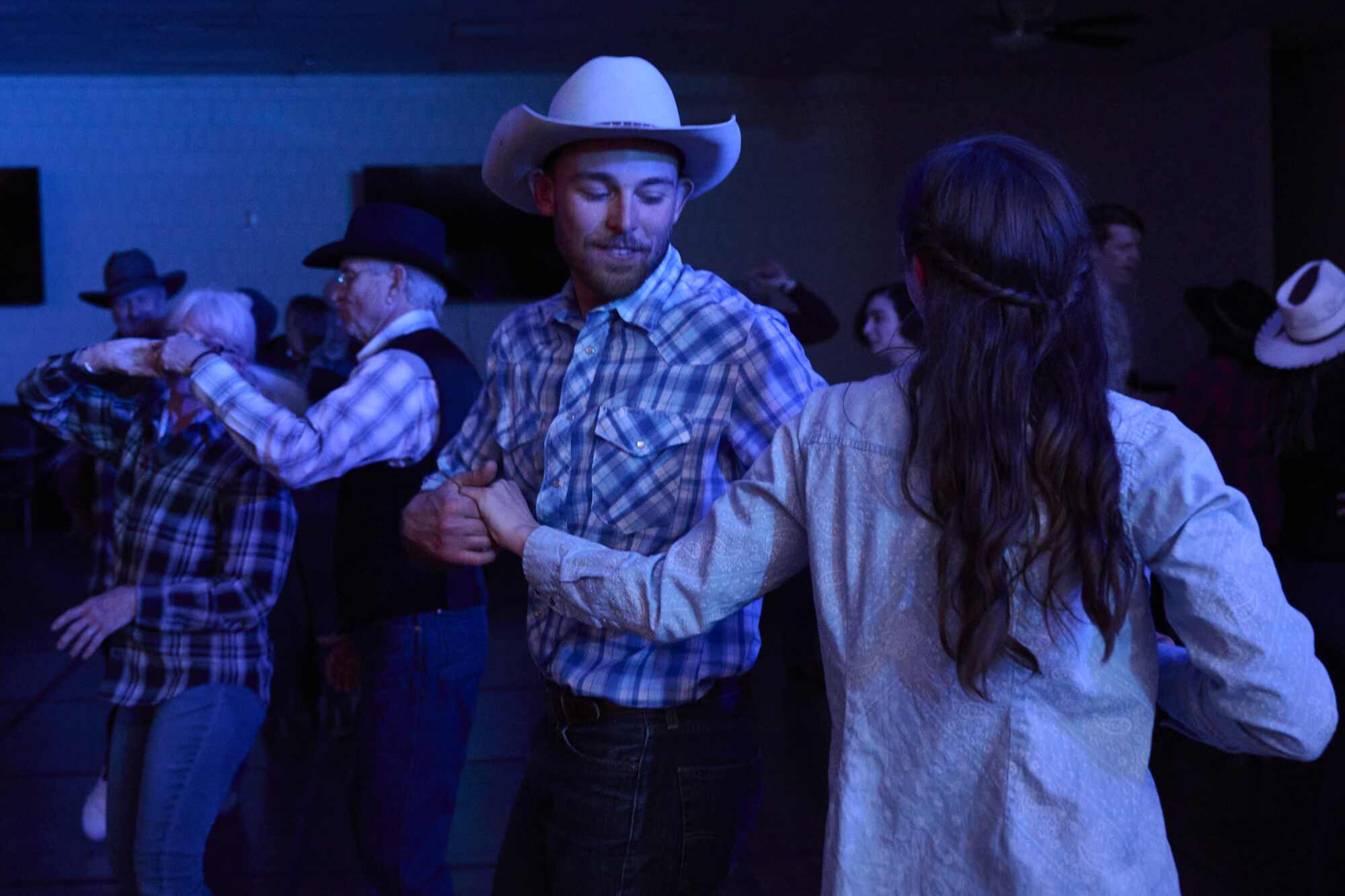 Luke Schranz, solda ve Alex Monroe, Ulusal Kovboy Şiir Buluşması'nda birlikte dans ediyor.