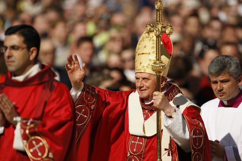 ARCHIVO - El papa Benedicto XVI llega para oficiar una misa el jueves 17 de abril de 2008, en el estadio de los Nacionales de Washington, en Washington. (AP Foto/Gerald Herbert, archivo)