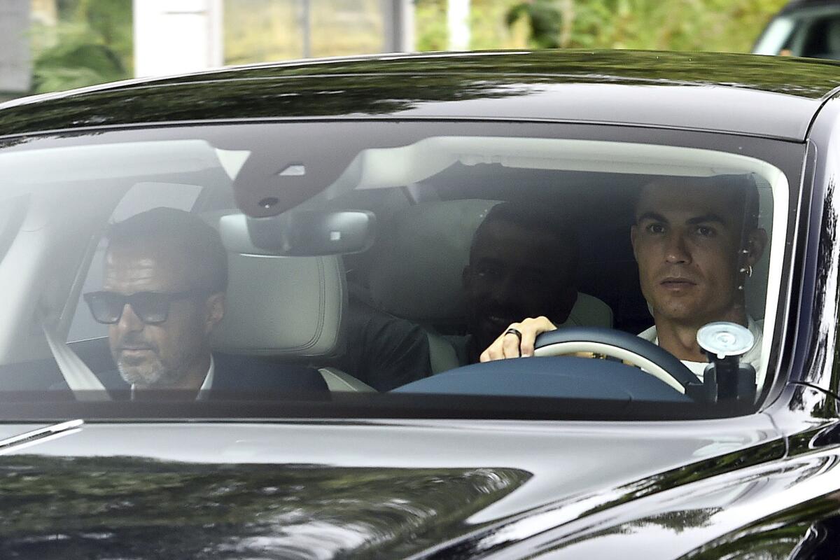 Cristiano Ronaldo, del Manchester United, llega al centro de entrenamiento Carrington en Manchester, 
