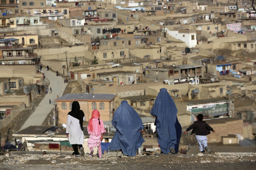 Mujeres con burkas caminan en la colina Nadir Khan con vista a Kabul, Afganistán, el 16 de marzo de 2017.