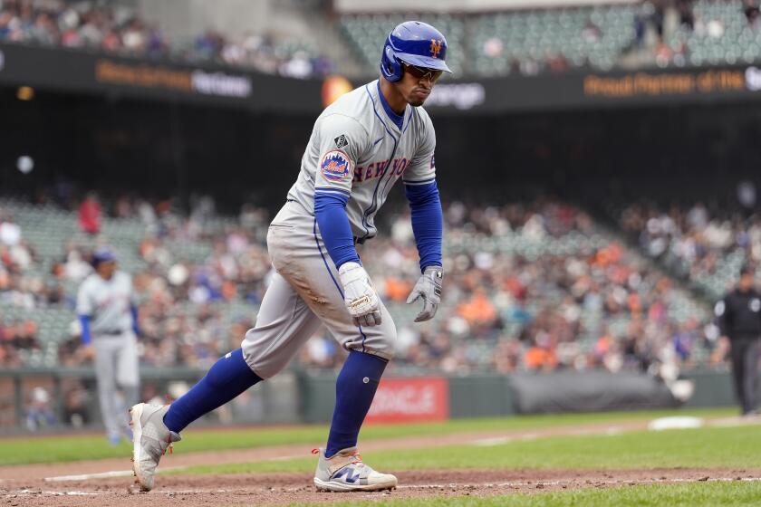 El puertorriqueño Francisco Lindor, de los Mets de Nueva York, festeja luego de batear un jonrón de dos carreras en el noveno inning del juego ante los Gigantes de San Francisco, el miércoles 24 de abril de 2024 (AP Foto/Jeff Chiu)