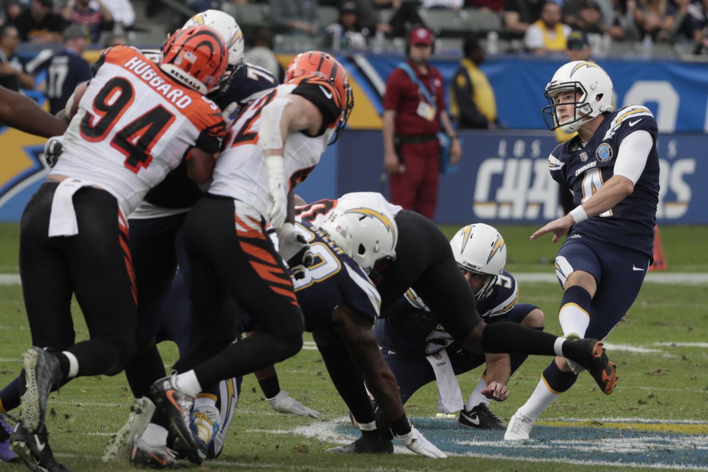 Michael Badgley connects on a 59-yard field goal, the longest in Chargers history, to end the first half.