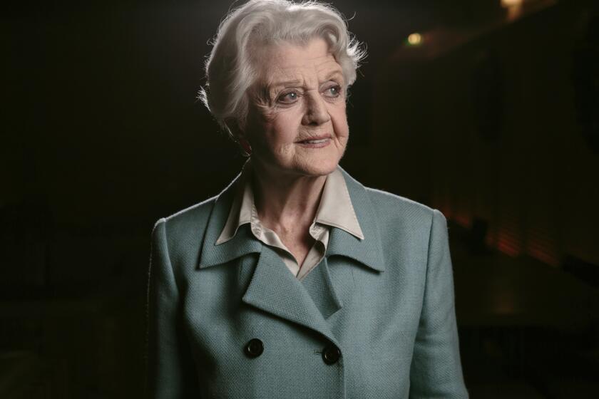 ARCHIVO - Angela Lansbury durante un día de prensa para "Blithe Spirit" en el Teatro Ahmanson, en el centro de Los Ángeles, el 16 de diciembre de 2014. La legendaria actriz recibirá un premio Tony a la trayectoria en junio. (Foto por Casey Curry/Invision/AP, archivo)