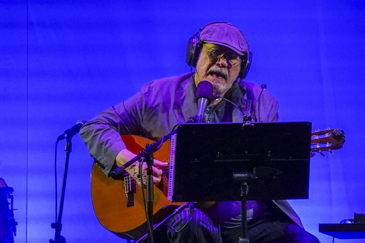 El cantautor cubano Silvio Rodríguez durante un concierto gratuito en el Zócalo de la Ciudad de México 