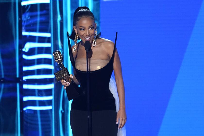 Doja Cat recibe el premio a la mejor artista de R&B durante la ceremonia de los Premios Billboard de la Música, el domingo 15 de mayo de 2022 en el MGM Grand Garden Arena en Las Vegas. (Foto AP/Chris Pizzello)