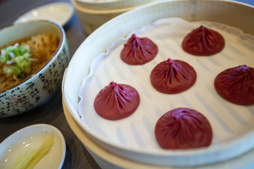Szechuan xiao long bao dumplings ou sopa picante de bolinho de massa com porco Kurobota na Dinastia Paraíso.