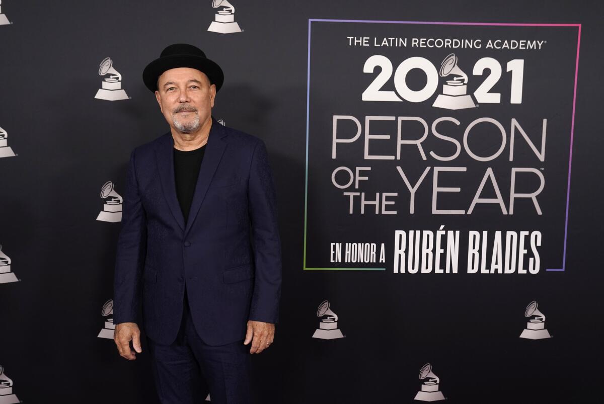 El homenajeado Rubén Blades llega a la ceremonia en su honor como Persona del Año de la Academia Latina