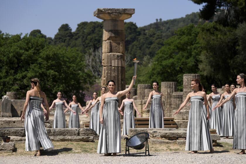 Artistas participan en el ensayo general del encendido de la antorcha para los Juegos Olímpicos de París en la Antigua Olimpia, Grecia, el lunes 15 de abril de 2024. (AP Foto/Thanassis Stavrakis)