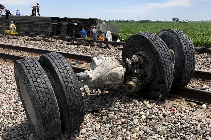 3 killed when Amtrak train from L.A. to Chicago derails in Missouri