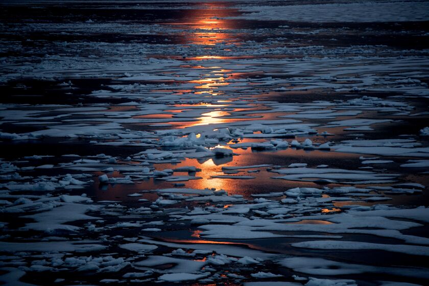 ARCHIVO - El sol de medianoche sobre el hielo marino del archipiélago Ártico Canadiense, el 23 de julio de 2017. (AP Foto/David Goldman, Archivo)