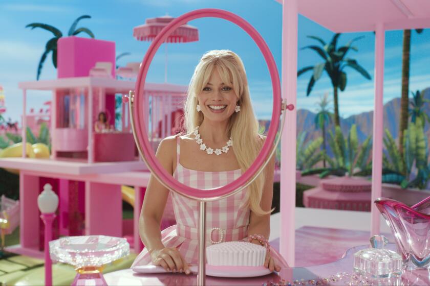 En esta imagen proporcionada por Warner Bros., Margot Robbie en una escena de "Barbie". La película será reconocida con un premio AFI en enero de 2024. (Warner Bros. Pictures vía AP)